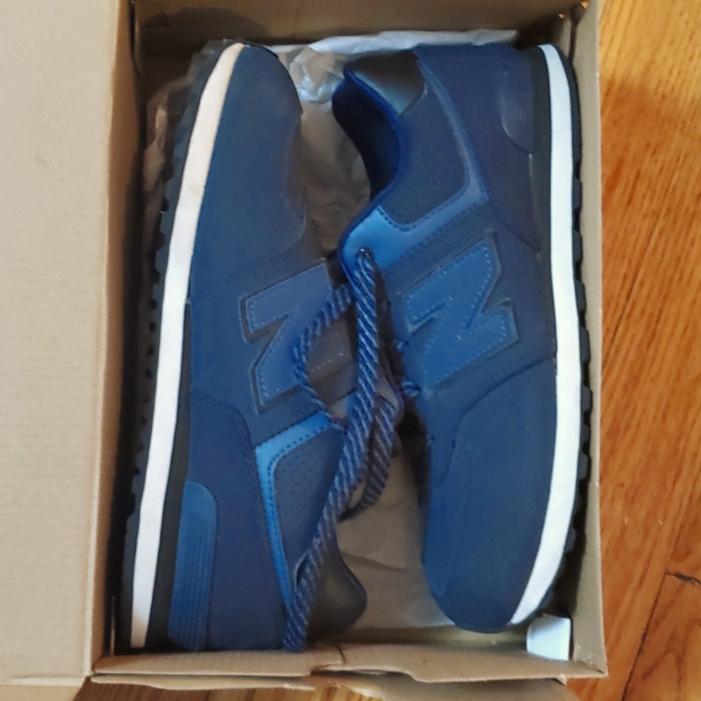 NEW BALANCE SNEAKERS